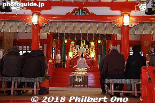Inside Taikodani Inari Jinja Shrine's Haiden worship hall.
Keywords: shimane tsuwano Taikodani Inari Jinja Shrine