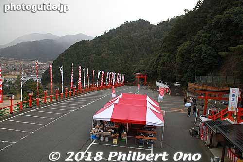 The shrine's parking lot is downstairs. If you have a car, you can skip hiking through the torii gates and drive up here. There's also a trail to Tsuwano Castle.
Keywords: shimane tsuwano Taikodani Inari Jinja Shrine