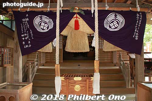 Inside the shrine's old worship hall called Motomiya.
Keywords: shimane tsuwano Taikodani Inari Jinja Shrine