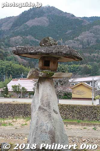 Stone lantern near the shrine entrance.
Keywords: shimane tsuwano Taikodani Inari Jinja Shrine