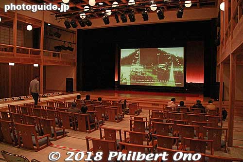 Inside the Yasugi-bushi Engeikan Hall is a Japanese-style theater. They perform four times per day. Admission is ¥600 for adults, ¥300 for kids.
Keywords: shimane yasugi bushi folk song dance dojosukui