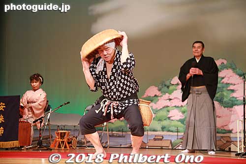 The most famous Yasugi-bushi song is "Dojo-sukui" (Loach Scooping) danced by a Hyottoko comical man. The dancer uses a basket scoop to catch the loaches.
Keywords: shimane yasugi bushi folk song dance dojosukui