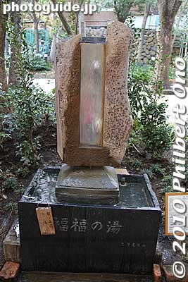 Hot spring fountain as a hand bath.
Keywords: shizuoka atami onsen spa hot spring 