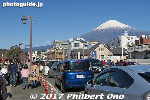The main road near the shrine was jammed with cars and people on New Year's Day.
Keywords: shizuoka Fujinomiya fujisan hongu sengen taisha shinto shrine