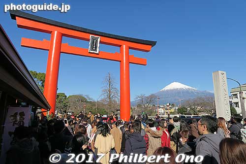 Second torii also has a fine view of Mt. Fuji.
Keywords: shizuoka Fujinomiya fujisan hongu sengen taisha shinto shrine torii mt fuji matsuri01 mtfuji