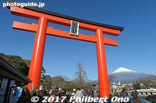 Fujisan Hongu Sengen Taisha Shrine's second torii has a fine view of Mt. Fuji.
Keywords: shizuoka Fujinomiya fujisan hongu sengen taisha shinto shrine torii mt fuji japanshrine japanmt mtfuji
