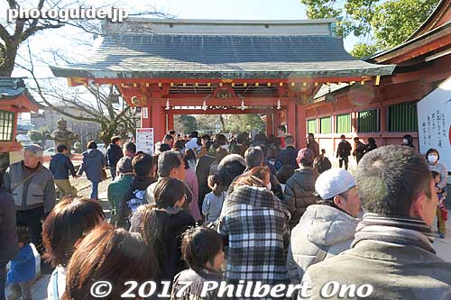 Long line to purify yourself at the water fountain.
Keywords: shizuoka Fujinomiya fujisan hongu sengen taisha shinto shrine