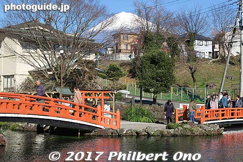 Bridges over Wakutama-ike Pond (湧玉池)
Keywords: shizuoka Fujinomiya Fujisan Hongu Sengen Taisha Shrine shinto