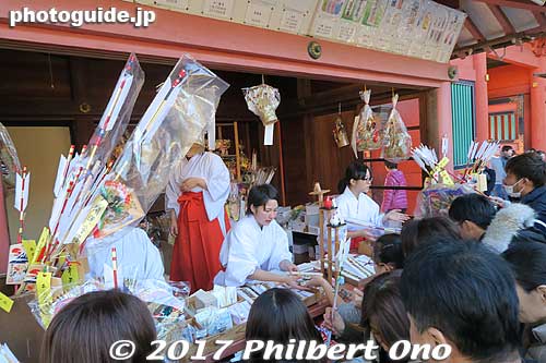 Shrine maidens selling amulets.
Keywords: shizuoka Fujinomiya Fujisan Hongu Sengen Taisha Shrine shinto