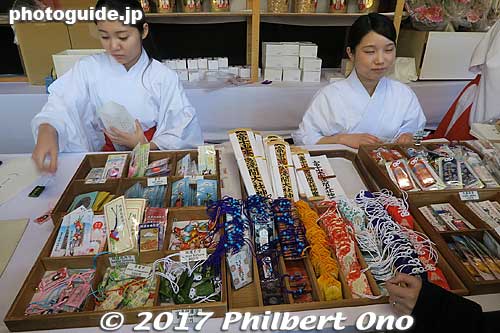 Shrine maidens selling amulets.
Keywords: shizuoka Fujinomiya Fujisan Hongu Sengen Taisha Shrine shinto