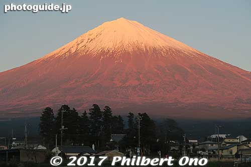 Mt. Fuji turning red at sunset.
Keywords: shizuoka Fujinomiya Fujisan Hongu Sengen Taisha Shrine shinto mtfuji