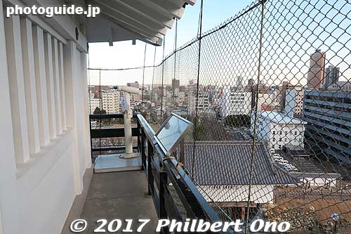 Hamamatsu Castle's top floor has a nice lookout deck, but it is enclosed by a wire mesh. (Hard to take photos.)
Keywords: shizuoka Hamamatsu Castle
