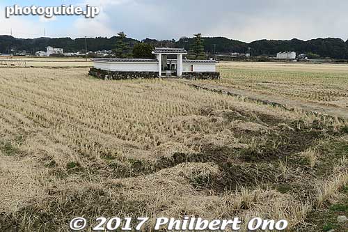 In the middle of a rice paddy is the well near where the Ii Clan's founder Ii Tomoyasu was born in 1010.
Keywords: shizuoka hamamatsu iinoya