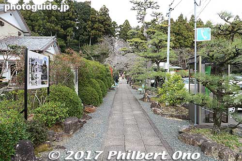 Entering Ryotanji temple.
Keywords: shizuoka hamamatsu iinoya
