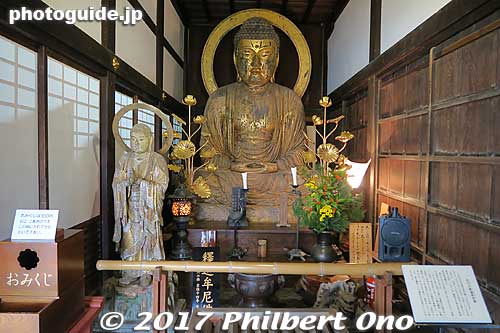 Seated Buddha statue inside Ryotanji's main hall.
Keywords: shizuoka hamamatsu iinoya ryotanji temple