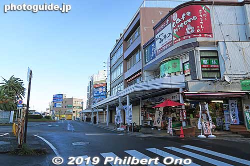 In front of JR Ito Station are some shops.
Keywords: shizuoka ito onsen hot spring