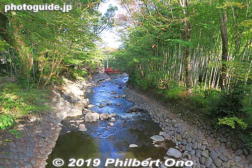 Crossing Kaede Bridge over Katsura River.
Keywords: shizuoka izu shuzenji onsen hot spring
