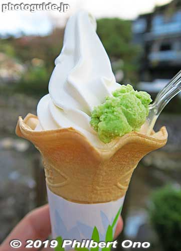 Soft-serve ice cream cone with freshly-grated wasabi. Very good. Shuzenji Onsen, Izu, Shizuoka Prefecture. 生わさびソフトクリーム
Keywords: shizuoka izu shuzenji onsen hot spring japansweets