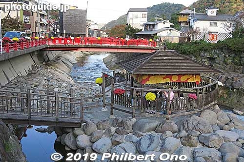 Tokko-no-Yu spring in the middle of the river, Shuzenji's symbol and hot spring water source founded by Kobo Daishi. I was told that people are not allowed to dip into the water here, but tourists are using it as a foot bath.独鈷の湯
Keywords: shizuoka izu shuzenji onsen hot spring