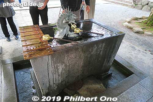 Shuzenji Temple's Wash basin has hot spring water. 水屋
Keywords: shizuoka izu shuzenji onsen hot spring