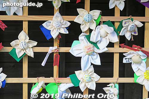Worshippers' wishes. Tamayori and Ninuriya good luck charms tied on this lattice with people's wishes written.『玉依の花』と『丹塗り矢』
Keywords: shizuoka izu shuzenji onsen hot spring