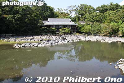 Rakujuen Garden, Mishima, Shizuoka. This is Kohama Pond whose water is supplied by natural springs. However, the pond always lacks water. 小浜池
Keywords: shizuoka mishima rakujuen garden japangarden