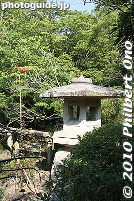 Lots of stone lanterns.
Keywords: shizuoka mishima rakujuen garden 