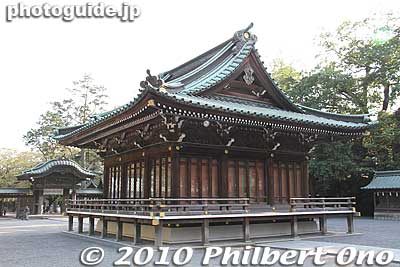 Maiden
Keywords: shizuoka mishima taisha shinto shrine 