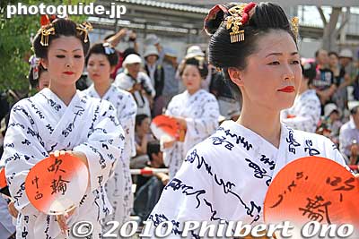 They danced to recorded music.
Keywords: shizuoka shimada shimada-ryu geisha hairstyle women dancers festival matsuri 