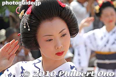 She's wearing a wig.
Keywords: shizuoka shimada shimada-ryu geisha hairstyle women dancers festival matsuri 