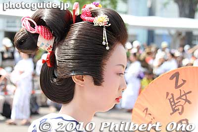 It's pretty easy to tell if it's a wig, with thicker hair strands and bulkier hair. Real hair are pretty thin in comparison. Although Japanese women's hair might've been thicker in the old days.
Keywords: shizuoka shimada shimada-ryu geisha hairstyle women dancers festival matsuri 