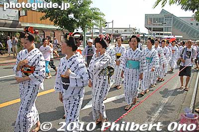Walking along the main drag in Shimada.
Keywords: shizuoka shimada shimada-ryu hairstyle geisha women dancers matsuri festival