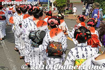 The fans state the name of the hairstyle they are wearing.
Keywords: shizuoka shimada shimada-ryu hairstyle geisha women dancers matsuri festival