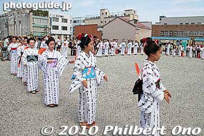 Dancing again.
Keywords: shizuoka shimada shimada-ryu hairstyle geisha women dancers matsuri festival