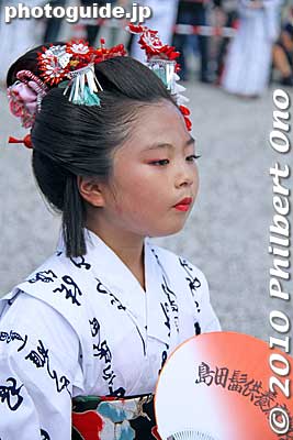 Another hairstyle variation.
Keywords: shizuoka shimada shimada-ryu hairstyle geisha women dancers matsuri festival