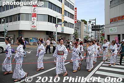 They now proceed to Oi Shrine to dance there. The festival also has a thanksgiving prayer at the shrine in honor of the Shimada-ryu hairstyle. Unfortunately, I had to leave Shimada and could not see it.
Keywords: shizuoka shimada shimada-ryu hairstyle geisha women dancers matsuri festival