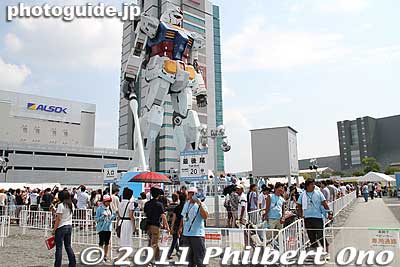 There was a long line to get a closer look and pass under the statue.
Keywords: shizuoka higashi giant gundam statue hobby fair 