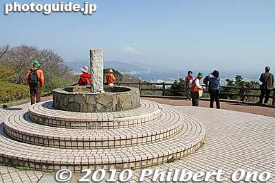 Nihondaira is a plateau 308 meters high. It affords great views almost all around. There are a few lookout points on Nihondaira and this is one of them on Nihondaira's peak. Called Ginbodai.
Keywords: shizuoka nihondaira 