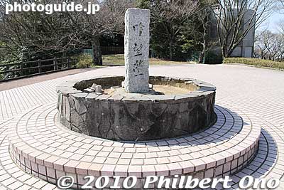 Monument on the peak of Nihondaira. It says "Ginbodai." 吟望台
Keywords: shizuoka nihondaira