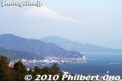 Mt. Fuji as seen from the Eastern Lookout Deck. This is one place where you would want to visit on a clear day. Otherwise, you won't see Mt. Fuji.
Keywords: shizuoka nihondaira mtfuji