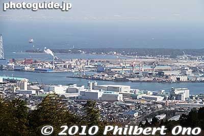 Shimizu Port and Miho no Matsubara beyond it. Miho Peninsula is also home of one of Japan's swan maiden legends. There's even a shrine dedicated to the swan maiden.
Keywords: shizuoka nihondaira 