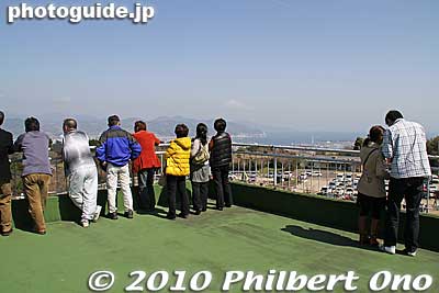 Another lookout deck on top of a souvenir shop. Free admission. Go up to the 4th floor.
Keywords: shizuoka nihondaira 