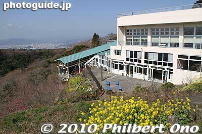 Back at the Nihondaira Park Center (next to the bus stop), there are souvenir shops and a ropeway station to go to Kunozan Toshogu Shrine.
Keywords: shizuoka nihondaira 