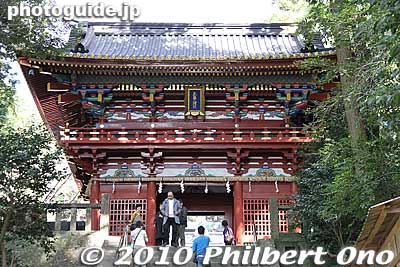 Admission to Kunozan Toshogu Shrine is 500 yen (or 800 yen if you also want to see the museum). It's worth it. After paying admission, you see this Romon Gate which is an Important Cultural Property. 楼門
Keywords: shizuoka nihondaira 