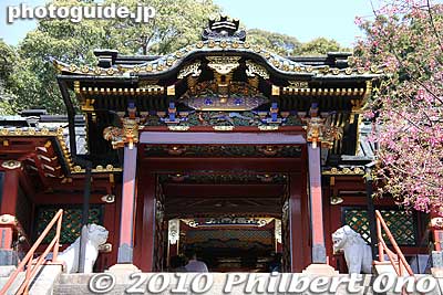 Karamon Gate entrance to the Haiden Hall. The ornate Karamon Gate is an Important Cultural Property. However, we are not allowed to enter through this gate. 拝殿
Keywords: shizuoka nihondaira 