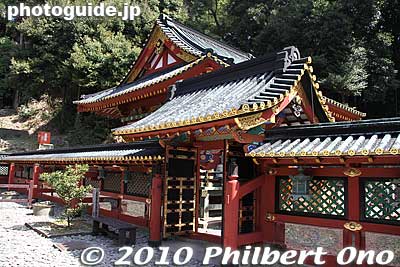 Side gate to Honden
Keywords: shizuoka nihondaira kunozan toshogu shrine 