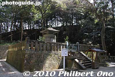 Tokugawa Ieyasu's tomb at Kunozan Toshogu. The tomb actually faces west, toward Okazaki in Aichi Prefecture where Ieyasu was born. 神廟
Keywords: shizuoka nihondaira kunozan toshogu shrine 
