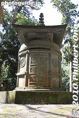 Tokugawa Ieyasu's tomb at Kunozan Toshogu
Keywords: shizuoka nihondaira kunozan toshogu japanshrine 