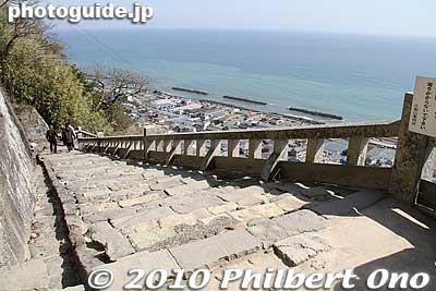 Stone steps going down to the coast. It takes about 20 min. to go down these stone steps to the bottom. There are 1,159 stone steps which don't mean much unless you're climbing up.
Keywords: shizuoka nihondaira kunozan 