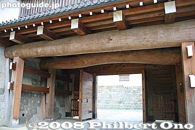 Higashi Gomon Gate
Keywords: shizuoka sumpu sunpu castle moat stone wall gate logs